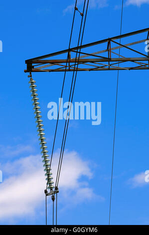 Isolante elettrico e gli elementi di supporto di linea elettrica di potenza oltre il cielo blu Foto Stock