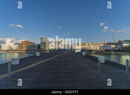 Il Footbridge oltre il bacino portuale in Media Harbour Dusseldorf Foto Stock