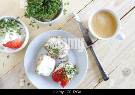 Lye rotolo con crema di formaggio Foto Stock