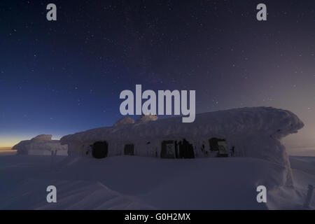 Coperta di neve cabine, Dundret riserva naturale, Lapponia, Svezia Foto Stock