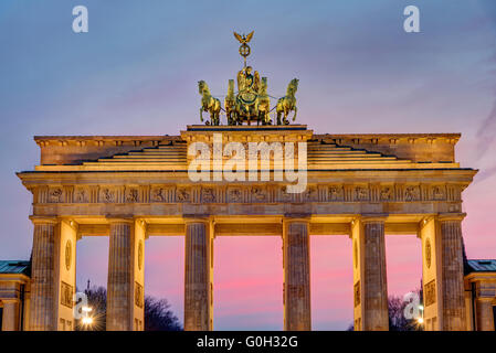 La famosa Porta di Brandeburgo a Berlino dopo il tramonto Foto Stock