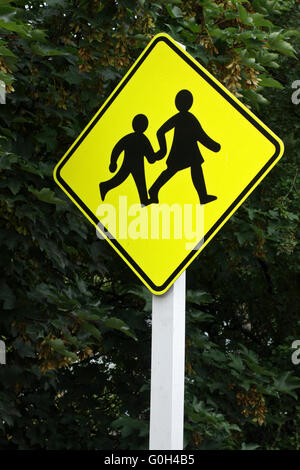 Fate attenzione ai bambini di strada di attraversamento Sign in Nuova Zelanda Foto Stock