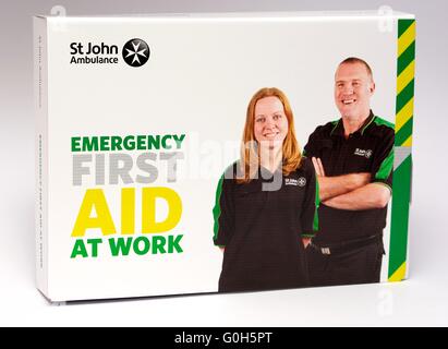 A St John Ambulance pronto soccorso al lavoro candidato pack. Foto Stock