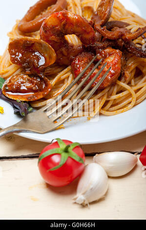 Pesce italiano gli spaghetti in salsa di pomodoro rosso Foto Stock