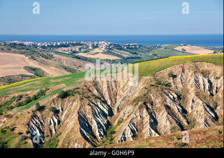 Atri parco naturale (Teramo, Abruzzo, Italia), paesaggio all'estate. Calanchi Foto Stock