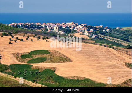 Atri parco naturale (Teramo, Abruzzo, Italia), paesaggio all'estate. Calanchi Foto Stock