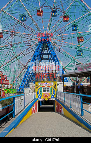 Una vista della meraviglia della ruota in corrispondenza Deno il Wonder Wheel parco divertimenti di Coney Island, Brooklyn, New York Foto Stock