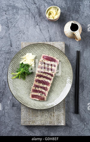Tataki di tonno con Wakame e zenzero Foto Stock