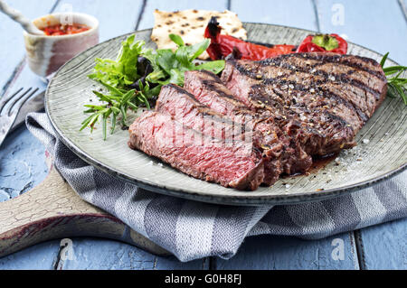 Bistecca Charolais sulla piastra Foto Stock