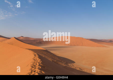 Dune di sabbia 45 in Sossusvlei, Namibia. Il paesaggio del deserto. Una passeggiata nelle dune di sabbia. Foto Stock