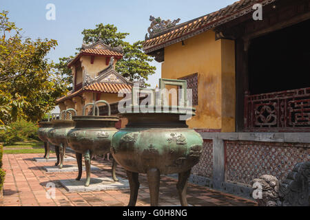 Quattro dei nove urne dinastiche (cuu dinh), al di fuori della Hien Lam Pavilion, Città Imperiale, tonalità, Vietnam Foto Stock