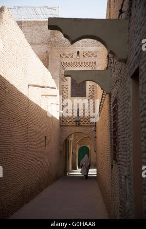 Donna velata in Tozeur Foto Stock