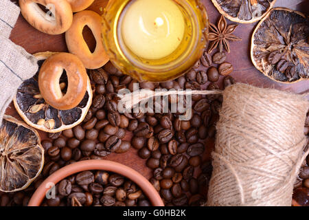 Vintage vita ancora con i chicchi di caffè su sfondo di legno Foto Stock