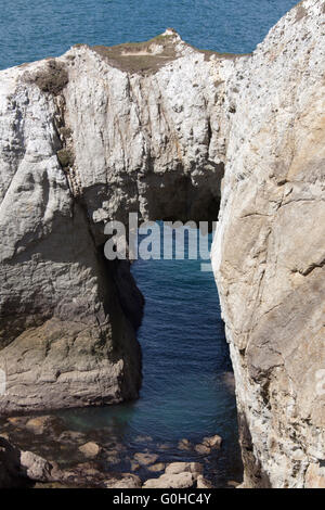 Il Galles e Anglesey sentiero costiero nel Galles del Nord. Bwa Gwyn arch, sulla costa di Anglesey vicino a Rhoscolyn. Foto Stock