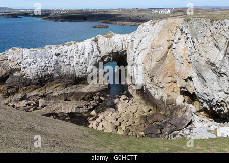 Il Galles e Anglesey sentiero costiero nel Galles del Nord. Bwa Gwyn arch, sulla costa di Anglesey vicino a Rhoscolyn. Foto Stock