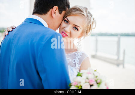 Sposa vicino al lago, a giornata di sole Foto Stock