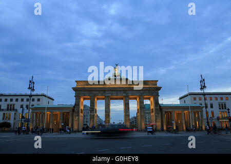 La Porta di Brandeburgo a Berlino con folla Foto Stock