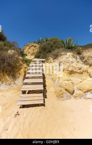 Gradini in legno che conduce a Praia da Gale, Algarve Portogallo Foto Stock
