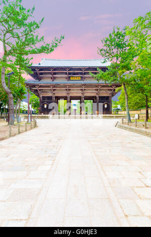 Nandaimon Cancello Sud Tempio di Todai-ji il percorso Tramonto Foto Stock