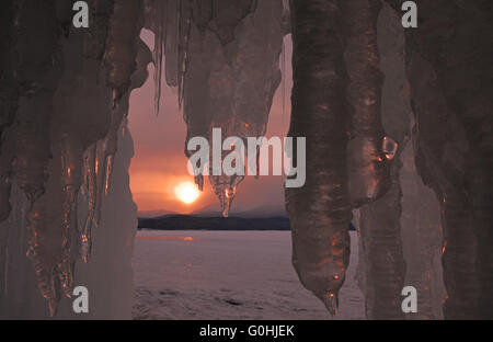 Grandi ghiaccioli su un sfondo di sunrise. Foto Stock