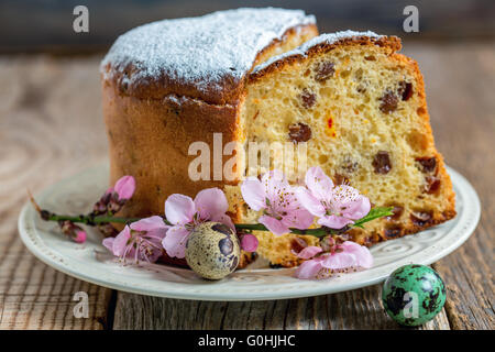 La pasqua il lievito e uova colorate. Foto Stock