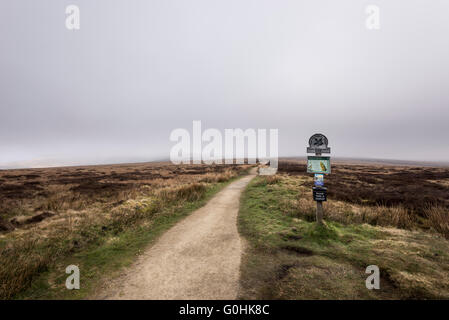 Il National Trust sentiero sul segno del The Pennine Way. Il percorso conduce Bleaklow sopra Glossop nel Derbyshire. Foto Stock