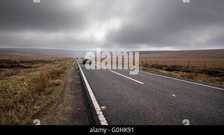 Vetture su Snake pass crossing mori sopra Glossop nel Derbyshire. Foto Stock