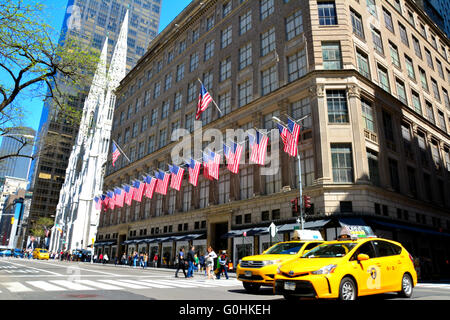 Una Quinta Avenue vista mostrante Sak's department store Foto Stock