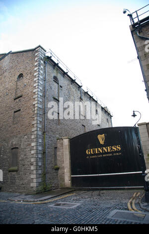 Originale di strade acciottolate al di fuori del Magazzino Guinness Brewery in Dublino Irlanda Foto Stock