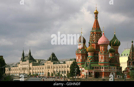 La Russia, Mosca, Piazza Rossa, grandi magazzini GUM e la chiesa di San Basilio&#39;s Cathedral Foto Stock