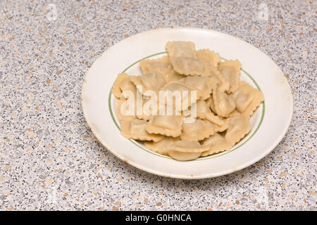 Gnocchi bolliti su una piastra giacente in una cena Foto Stock