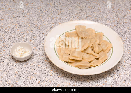 Gnocchi bolliti su una piastra giacente in una cena Foto Stock