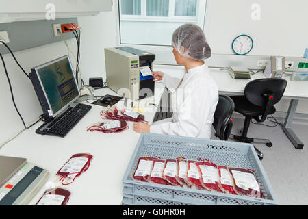 Esame del sangue del donatore nel laboratorio di sangue Foto Stock