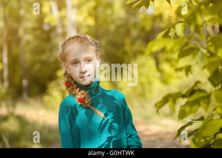 Ritratto di freckled affascinante ragazza con spiralina Foto Stock