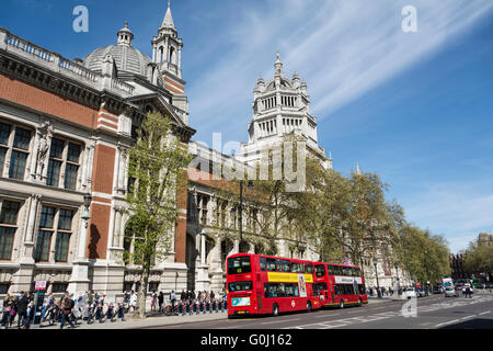 La folla in coda per entrata al Victoria and Albert Museum di Londra, Inghilterra, Regno Unito Foto Stock