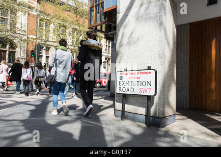 Exhibition Road strada segno in 'Museum Quarter' IN LONDRA, REGNO UNITO Foto Stock