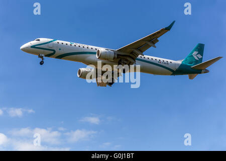 Air Dolomiti, Embraer ERJ-195 LR avvicinamenti per atterraggio, Praga, Repubblica Ceca Foto Stock