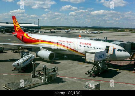 Hainan Airlines, Airbus A330 caricamento catering e carburante Praga, Repubblica Ceca Foto Stock