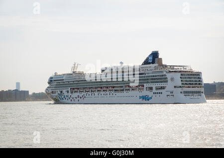 Norvegese Gem nave da crociera a vela di impostazione sul Fiume Hudson da Manhattan, New York City Foto Stock