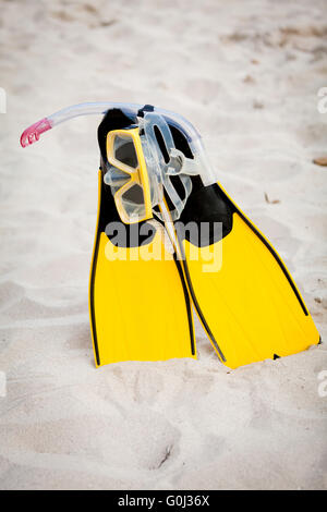 Il giallo delle pinne e maschera da snorkelling sulla spiaggia in estate Foto Stock