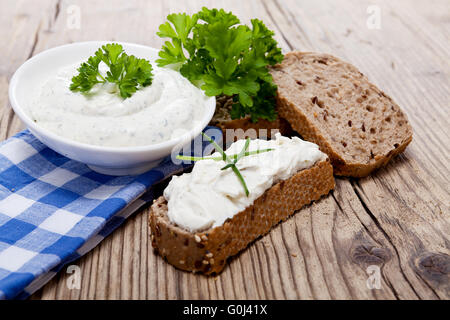 Freschi e saporiti crema a base di erbe formaggio e pane Foto Stock