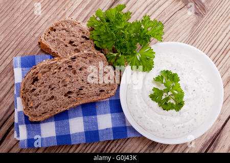 Freschi e saporiti crema a base di erbe formaggio e pane Foto Stock