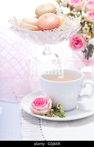 Tradizionali dolci deliziosi macarons caffè Foto Stock
