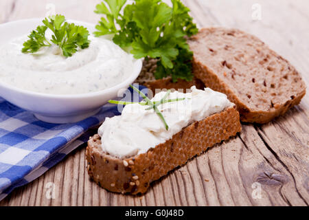 Freschi e saporiti crema a base di erbe formaggio e pane Foto Stock