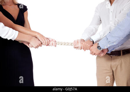 Business donna contro uomo d affari tirando la corda isolato Foto Stock