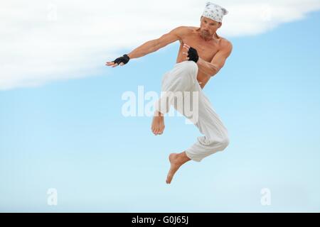 L uomo è jumping sport karate arti marziali lotta kick Foto Stock