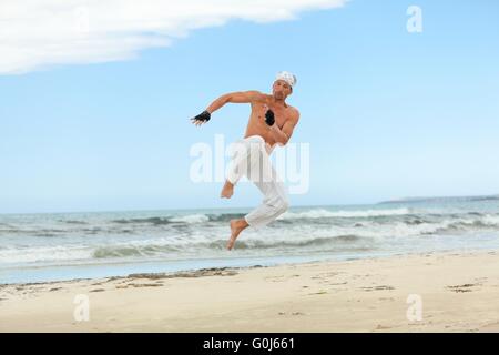 L uomo è jumping sport karate arti marziali lotta kick Foto Stock