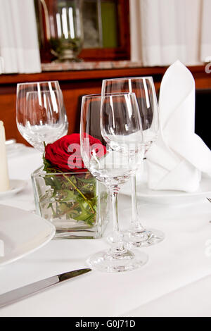 Tabelle nel ristorante decorazione vasellame stoviglie vuota Foto Stock