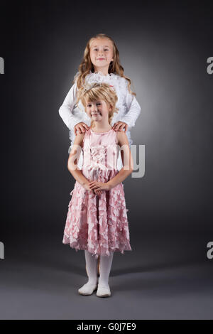 Immagine di belle piccole sorelle in posa di studio Foto Stock