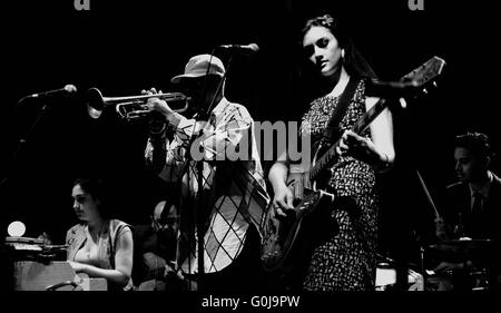 Barcellona - Sep 30: Kitty Daisy e Lewis (BAND) esegue a Apolo il 30 settembre 2011 a Barcellona, Spagna. Foto Stock